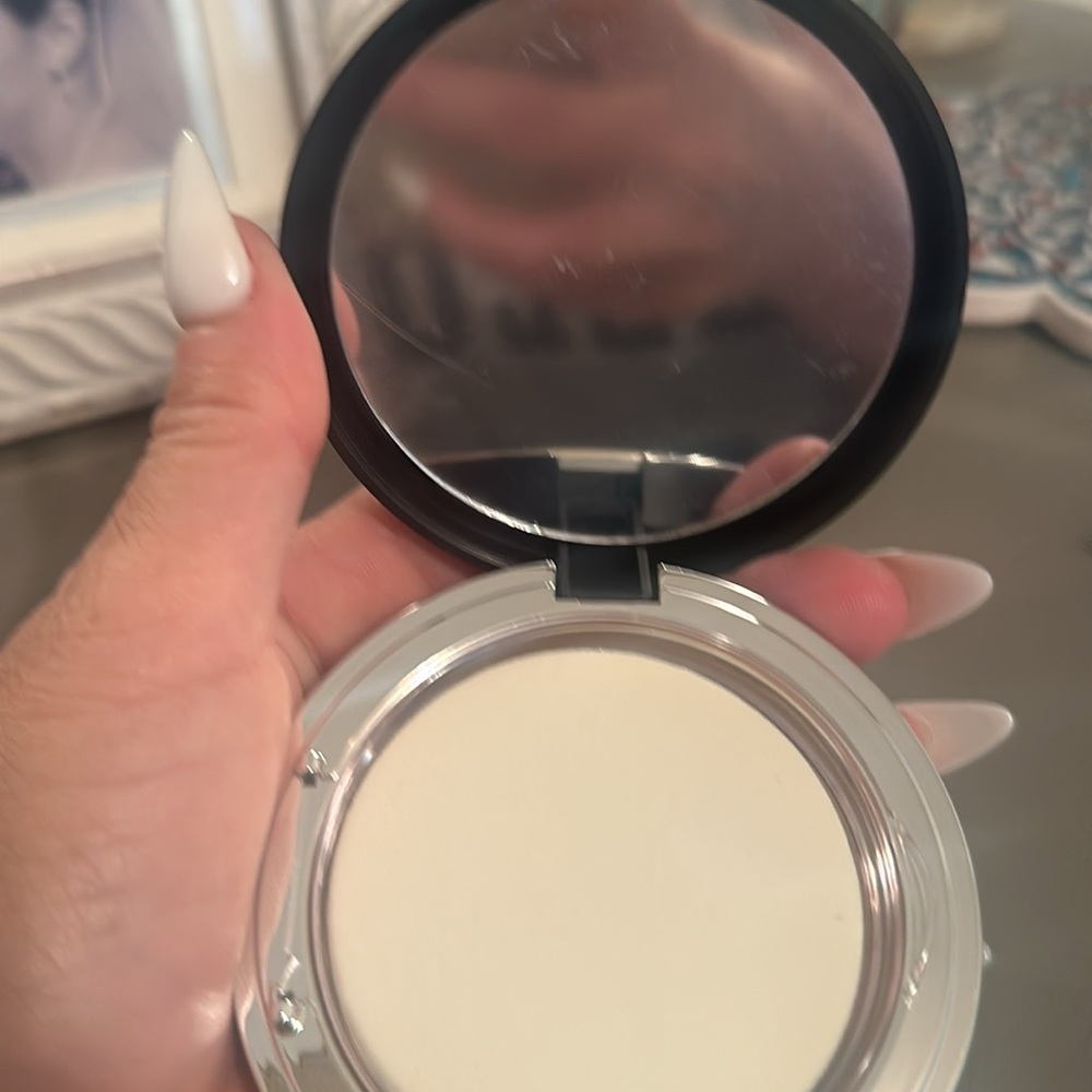 Younique foundation. - Picture 4 of 6
